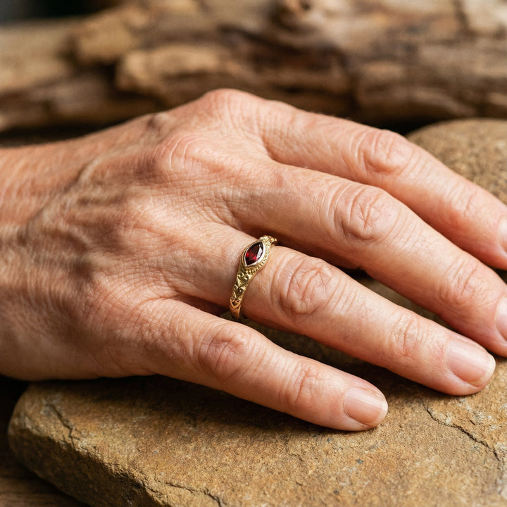 Vintage Guld Ring med Rød Krystal