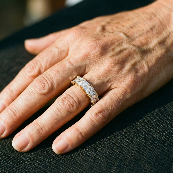 Vintage trekantet ring med sten i guld