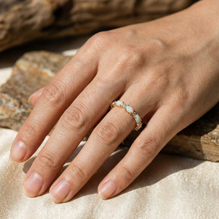 Vintage guld ring med opal Eternity