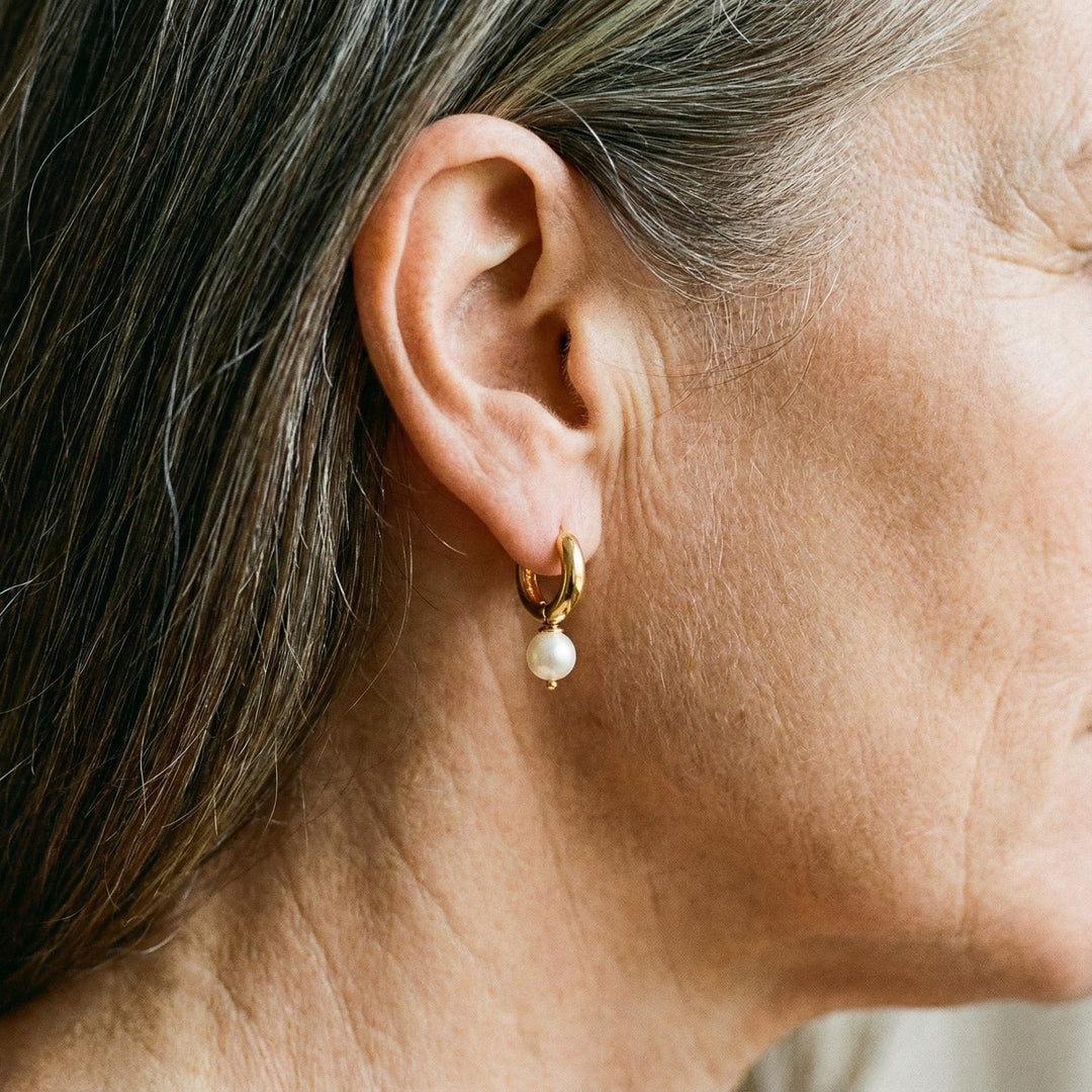 Små perleøreringe forgyldt med guld