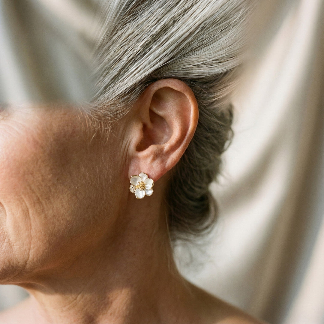 Elegante guldøreringe i form af blomsterblade