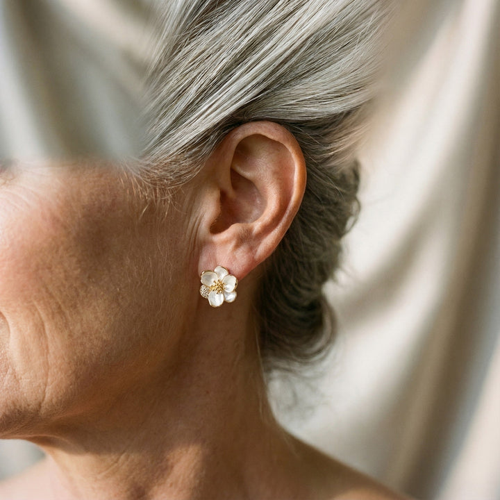 Elegante guldøreringe i form af blomsterblade