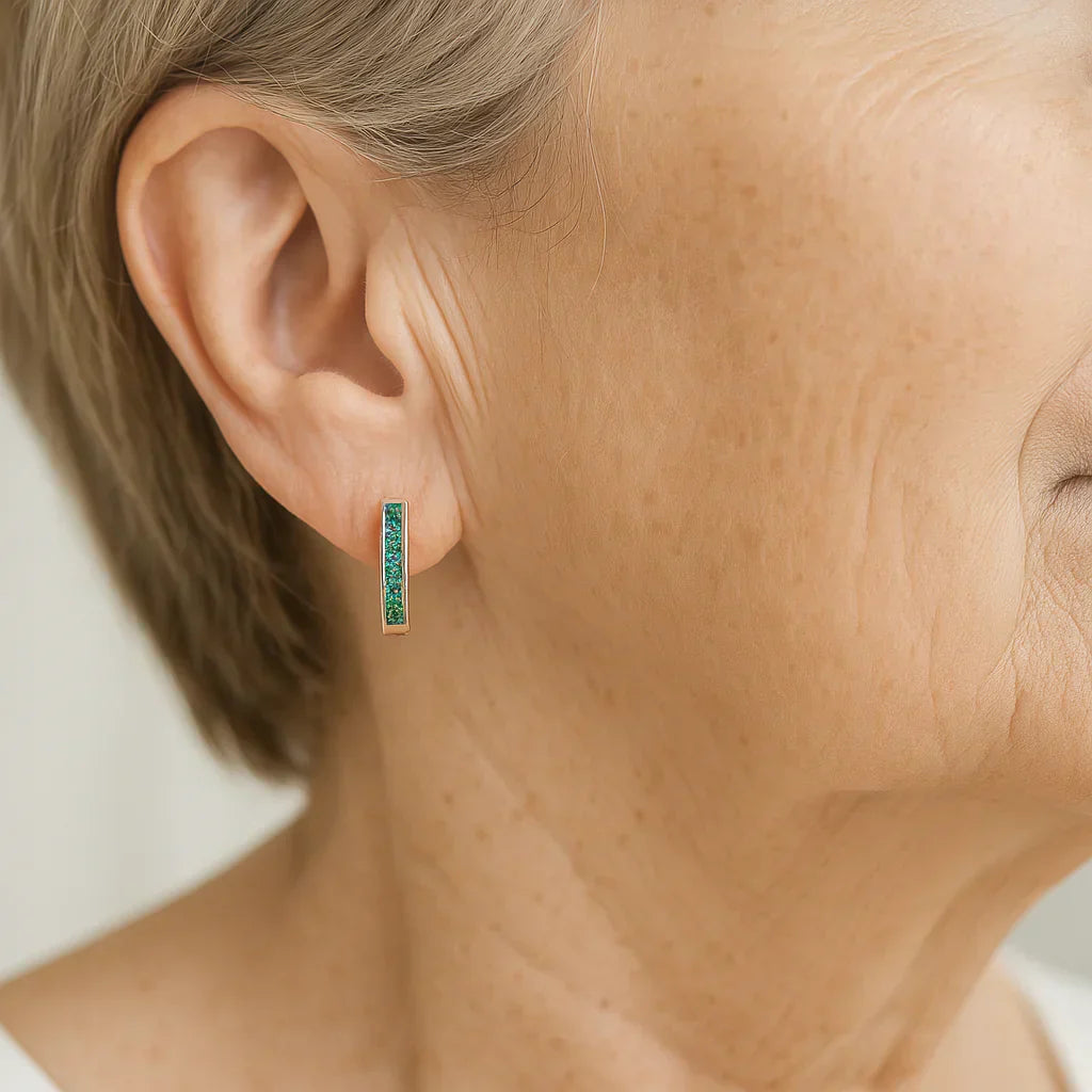 Øreringe af Emerald og Diamanter i Guld