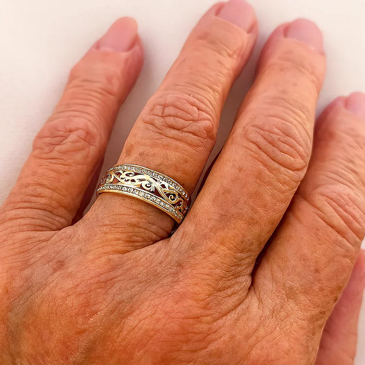 Skinnende og Hult Guld Ring