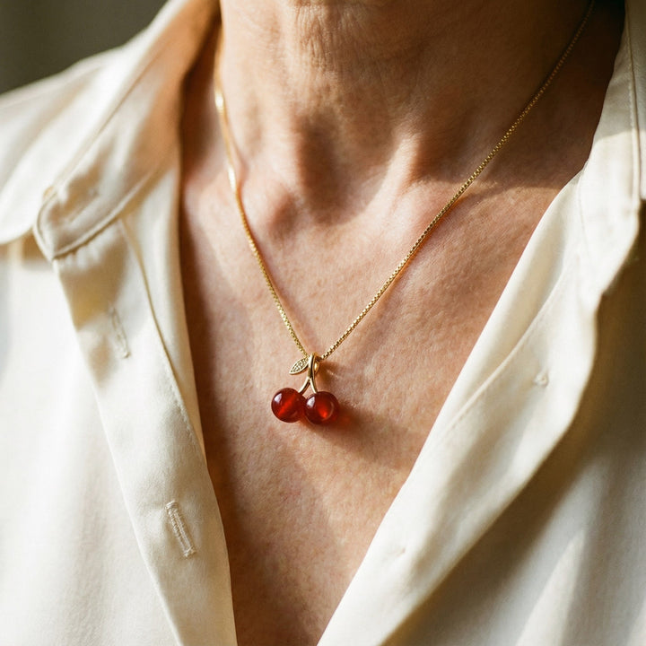 Halskæde med kirsebær i guld