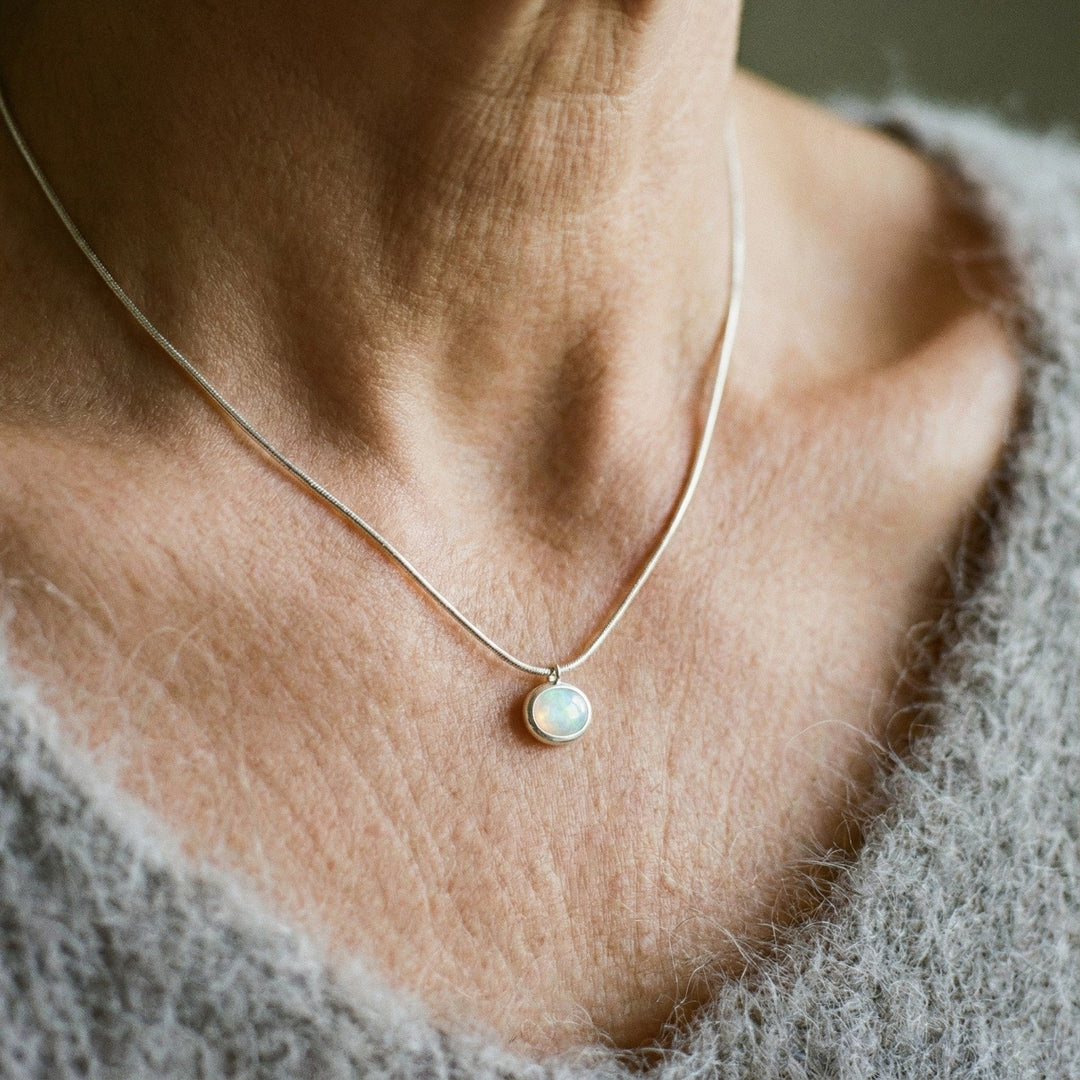 Klassisk halskæde med solitaire vedhæng i sølv