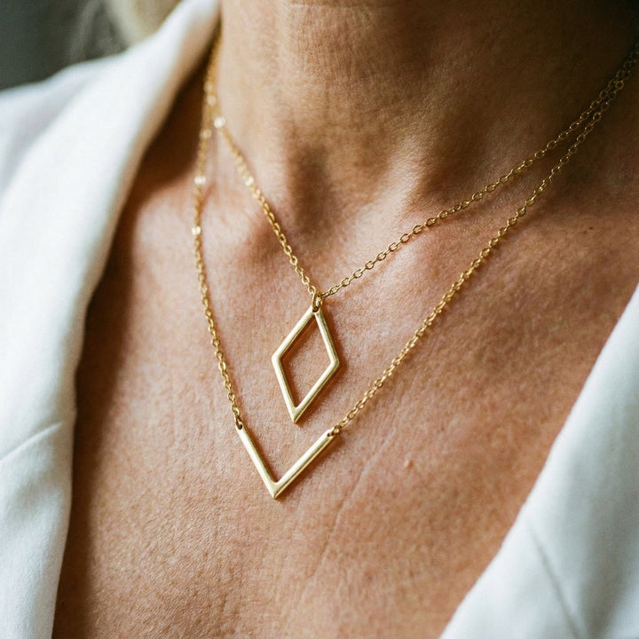 Elegant halskæde med geometrisk vedhæng i V-form