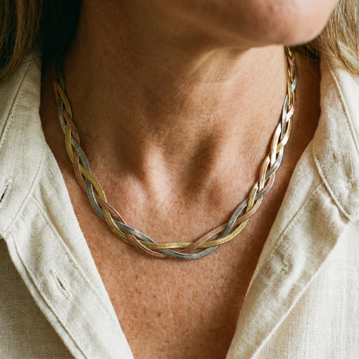 Elegant halskæde i guld og sølv