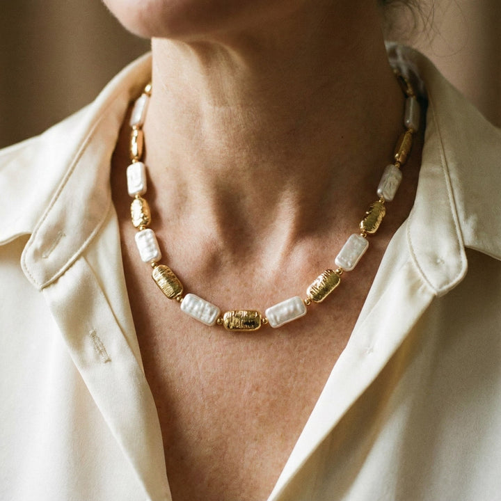 Vintage halskæde med rektangulære guld- og hvide perler