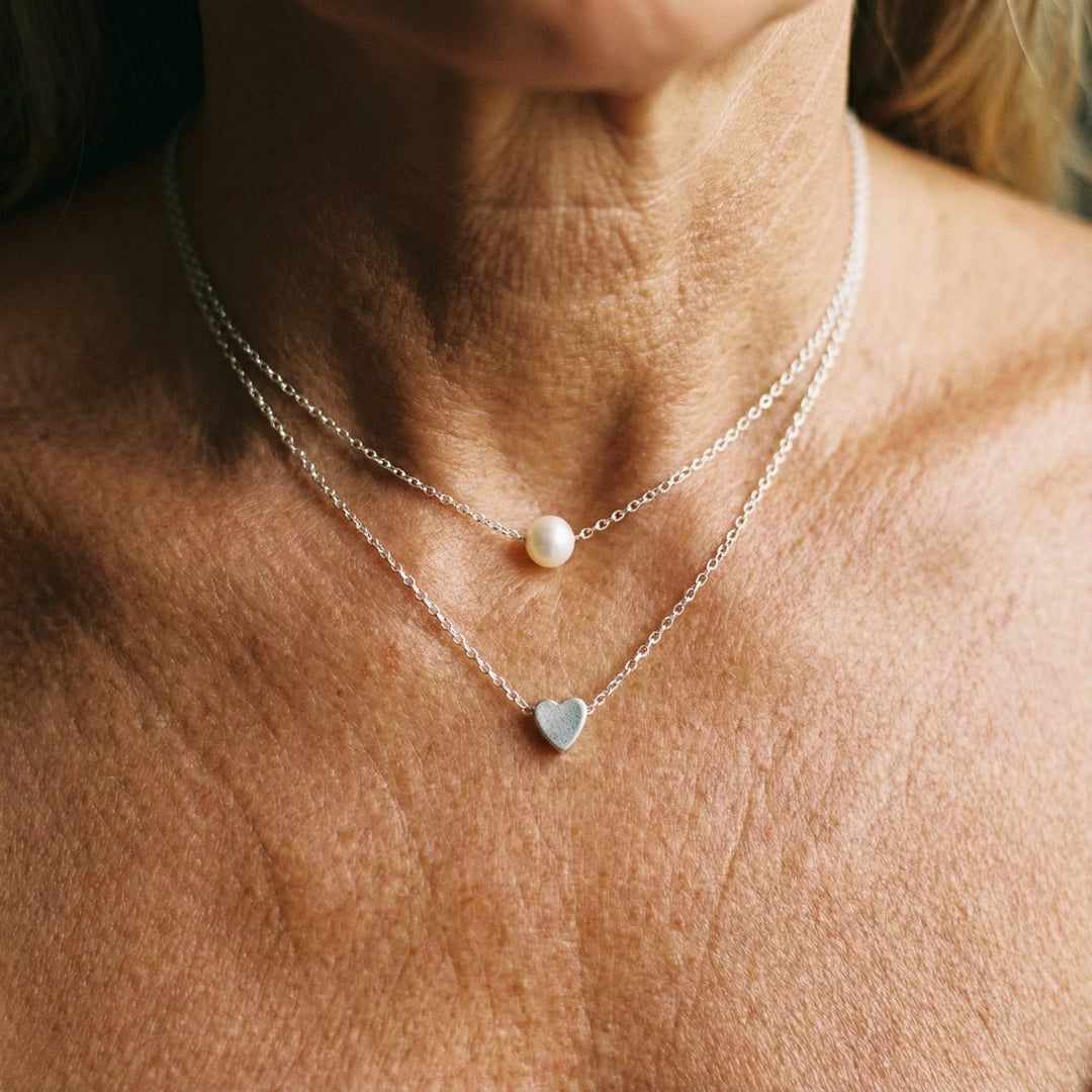 Halskæde med sølvhjerte og perler