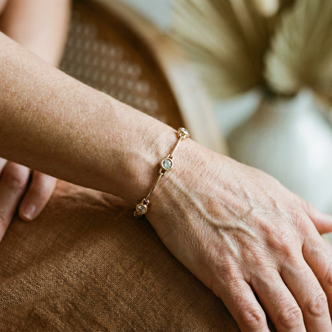Elegant Armbånd med Zirkoner i Guld