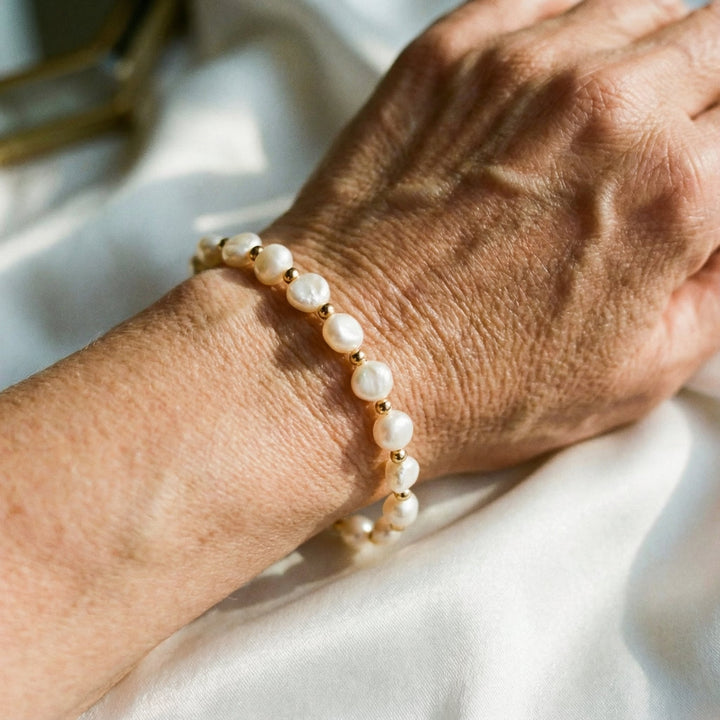 Vintage hvid armbånd med perler og guld