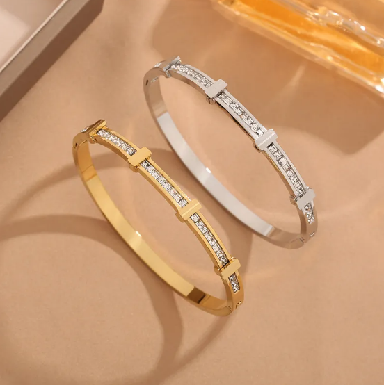 Enkel geometrisk åben armring med to lag zirkon