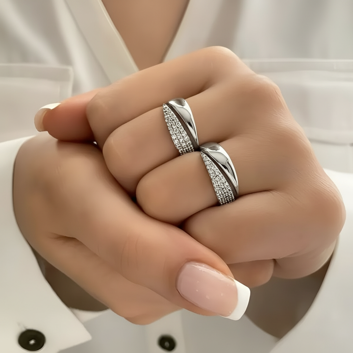 Anéis prateados com diamantes