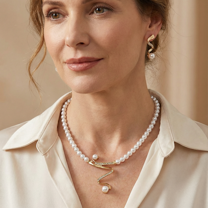 Sæt bestående af halskæde og øreringe lavet af naturlige perler