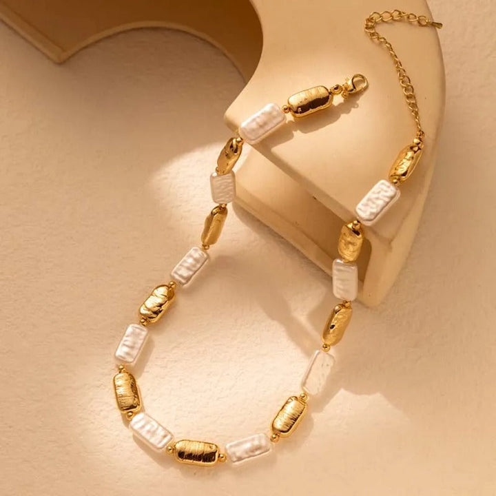 Vintage halskæde med rektangulære guld- og hvide perler