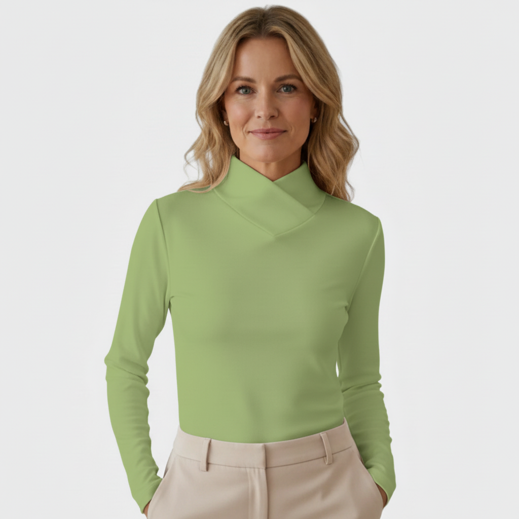 Modelo com camisola verde e calças bege