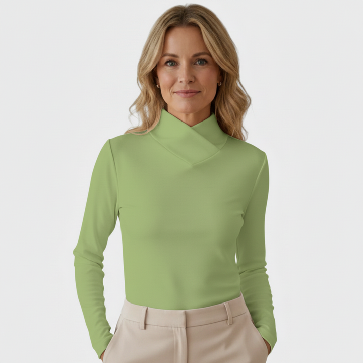 Modelo com camisola verde e calças bege