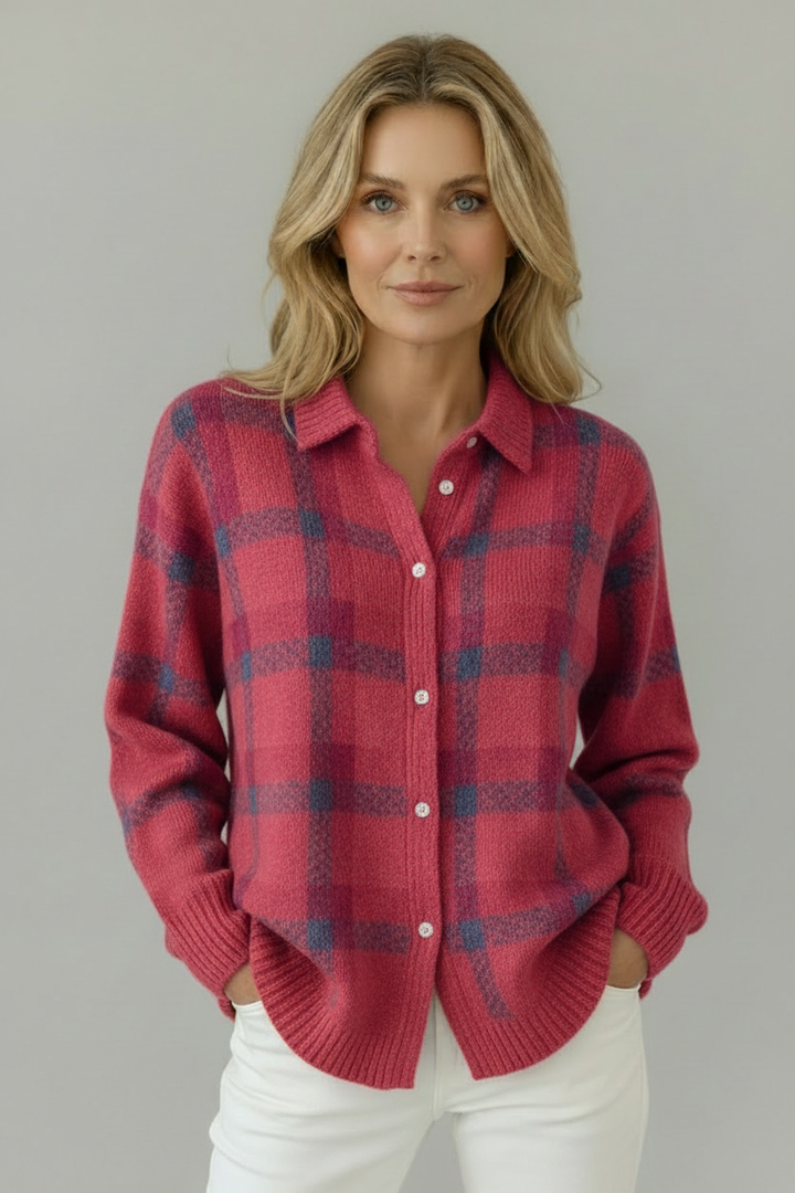 Modelo com casaco rosa/magenta