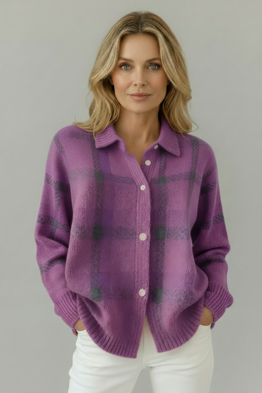 Modelo com casaco roxo/lilás