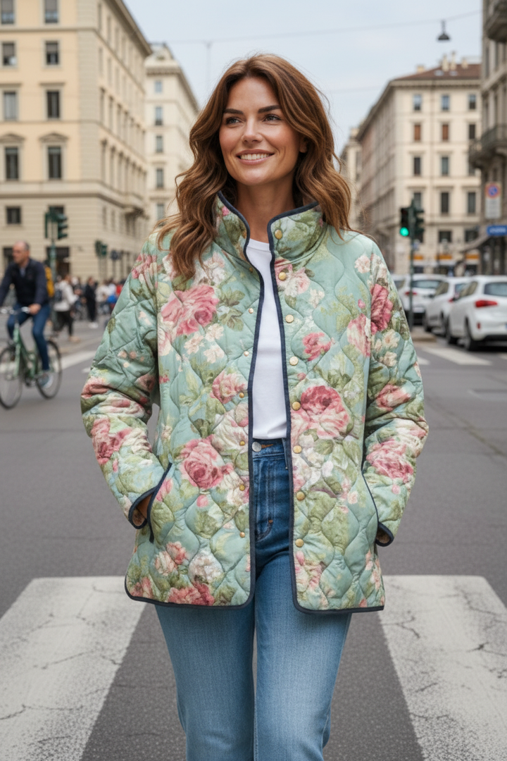 Mulher com casaco floral na passadeira urbana