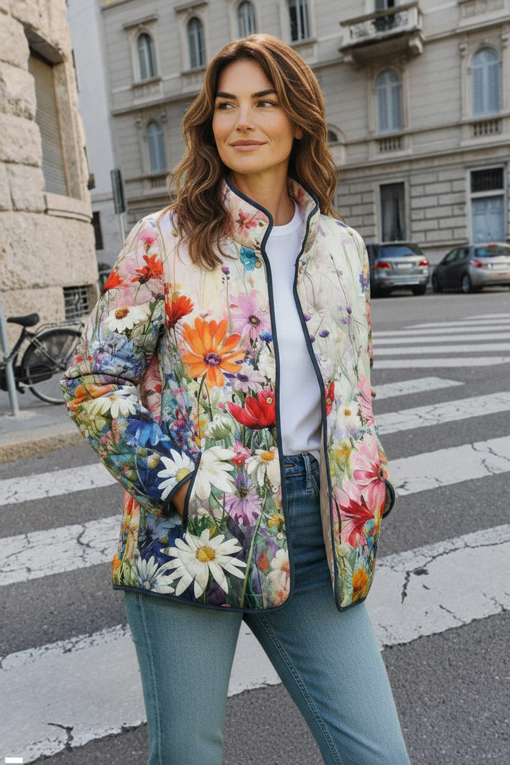 Mulher com casaco floral na rua urbana