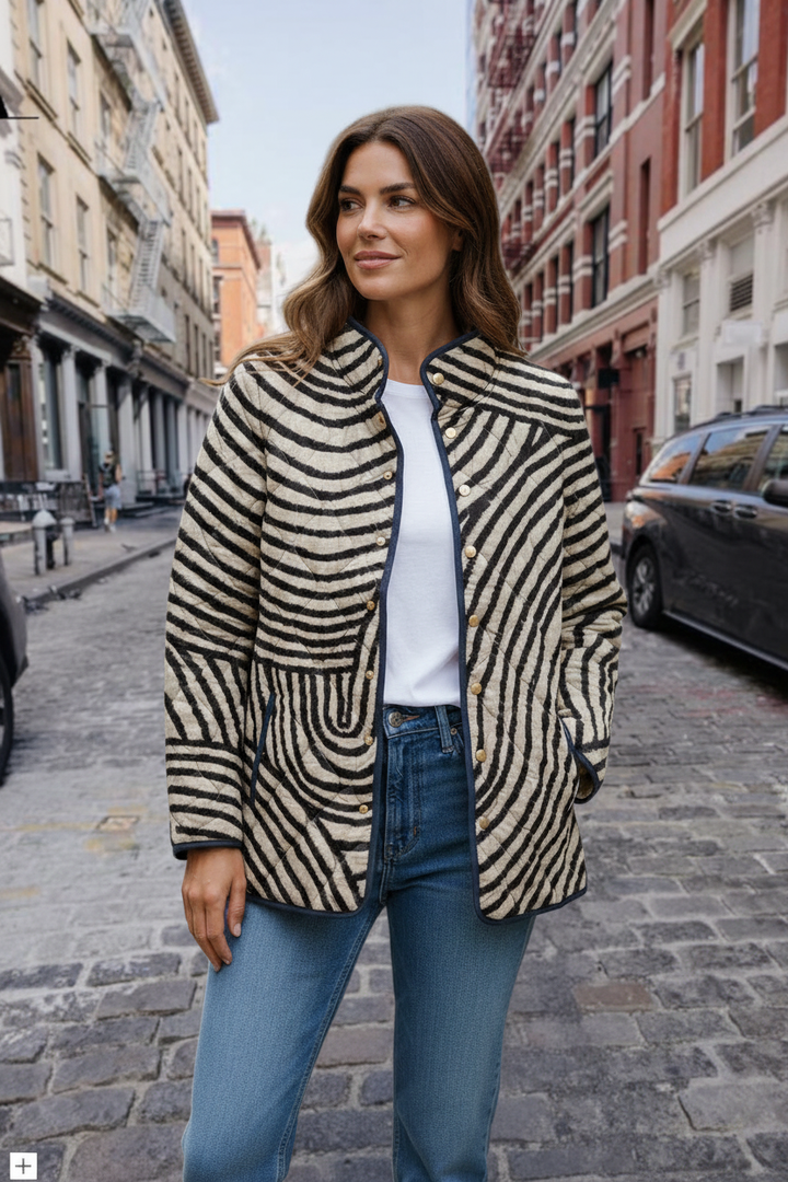 Mulher com casaco zebra em cenário urbano