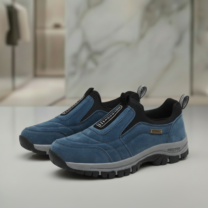 Sapatilhas azuis slip-on em cenário premium